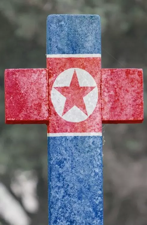 Imagem Cruz com a Bandeira da Coreia do Norte